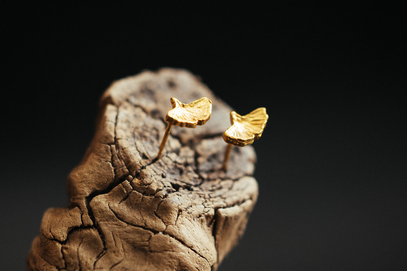Goldene Ginkgo-Ohrringe. 18 Karat vergoldetes Sterlingsilber.