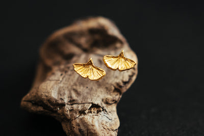 Goldene Ginkgo-Ohrringe. 18 Karat vergoldetes Sterlingsilber.
