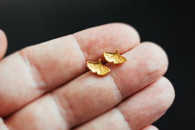 Goldene Ginkgo-Ohrringe. 18 Karat vergoldetes Sterlingsilber.
