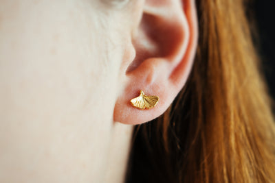 Goldene Ginkgo-Ohrringe. 18 Karat vergoldetes Sterlingsilber.