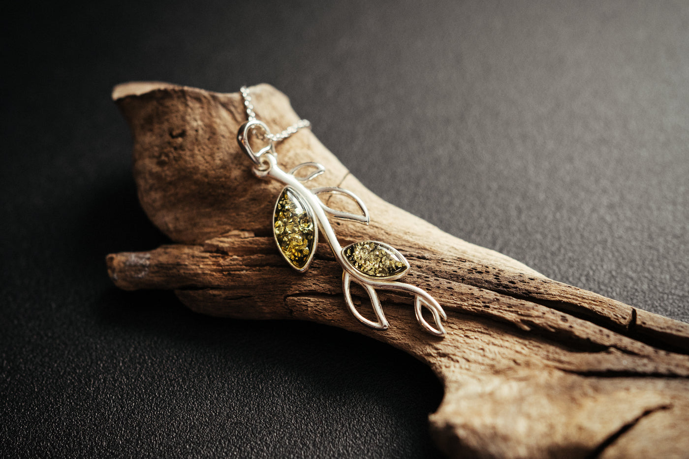 Amberblatt-Anhänger. Subtle, zartes Halsband.