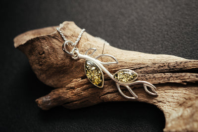 Amberblatt-Anhänger. Subtle, zartes Halsband.