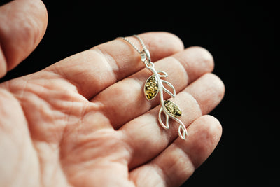Amberblatt-Anhänger. Subtle, zartes Halsband.
