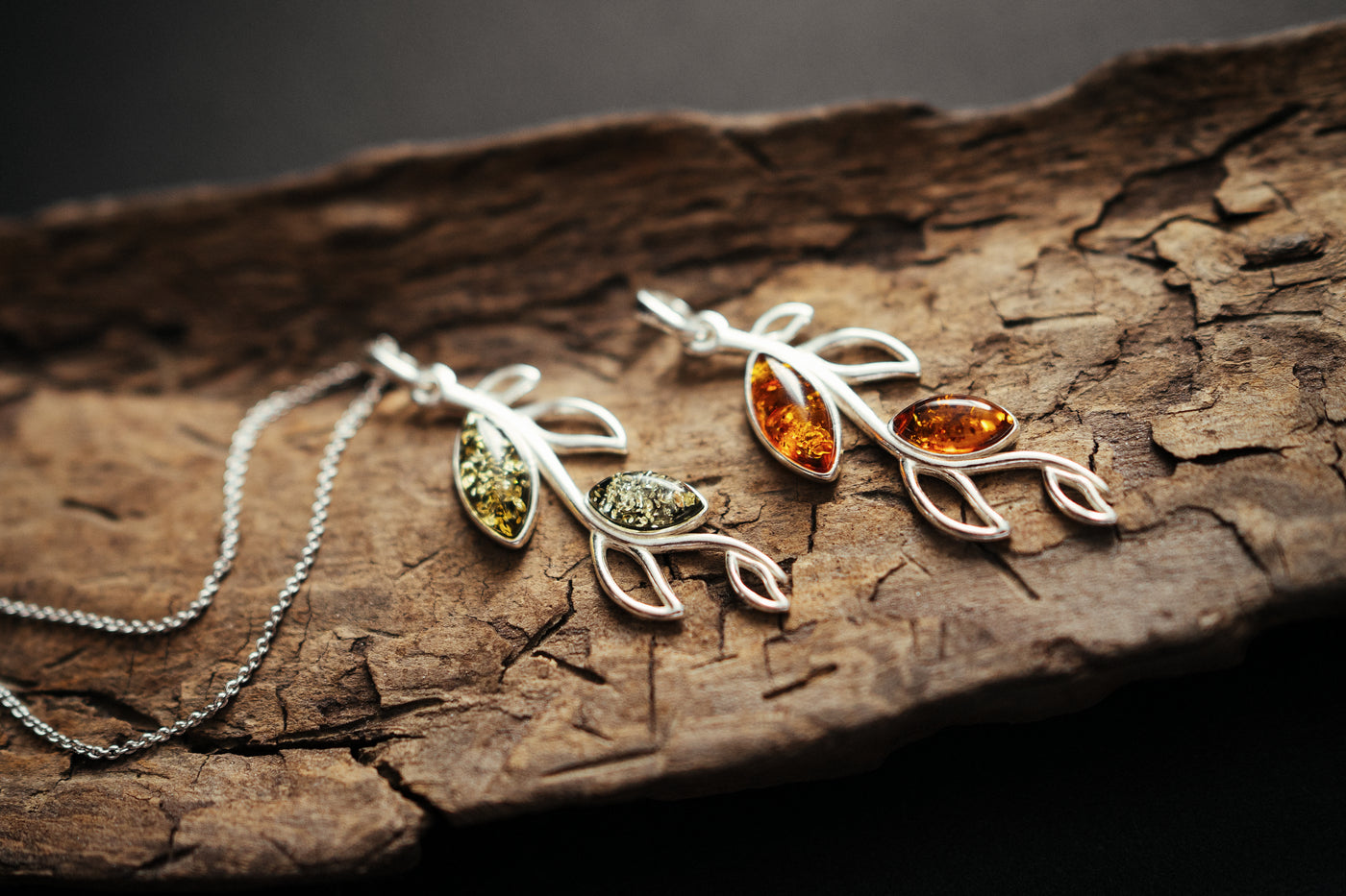 Amberblatt-Anhänger. Subtle, zartes Halsband.