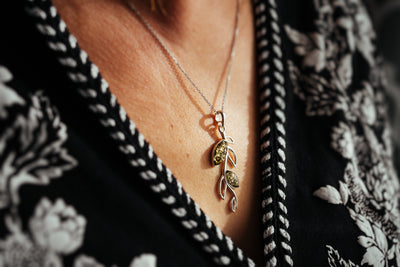 Amberblatt-Anhänger. Subtle, zartes Halsband.