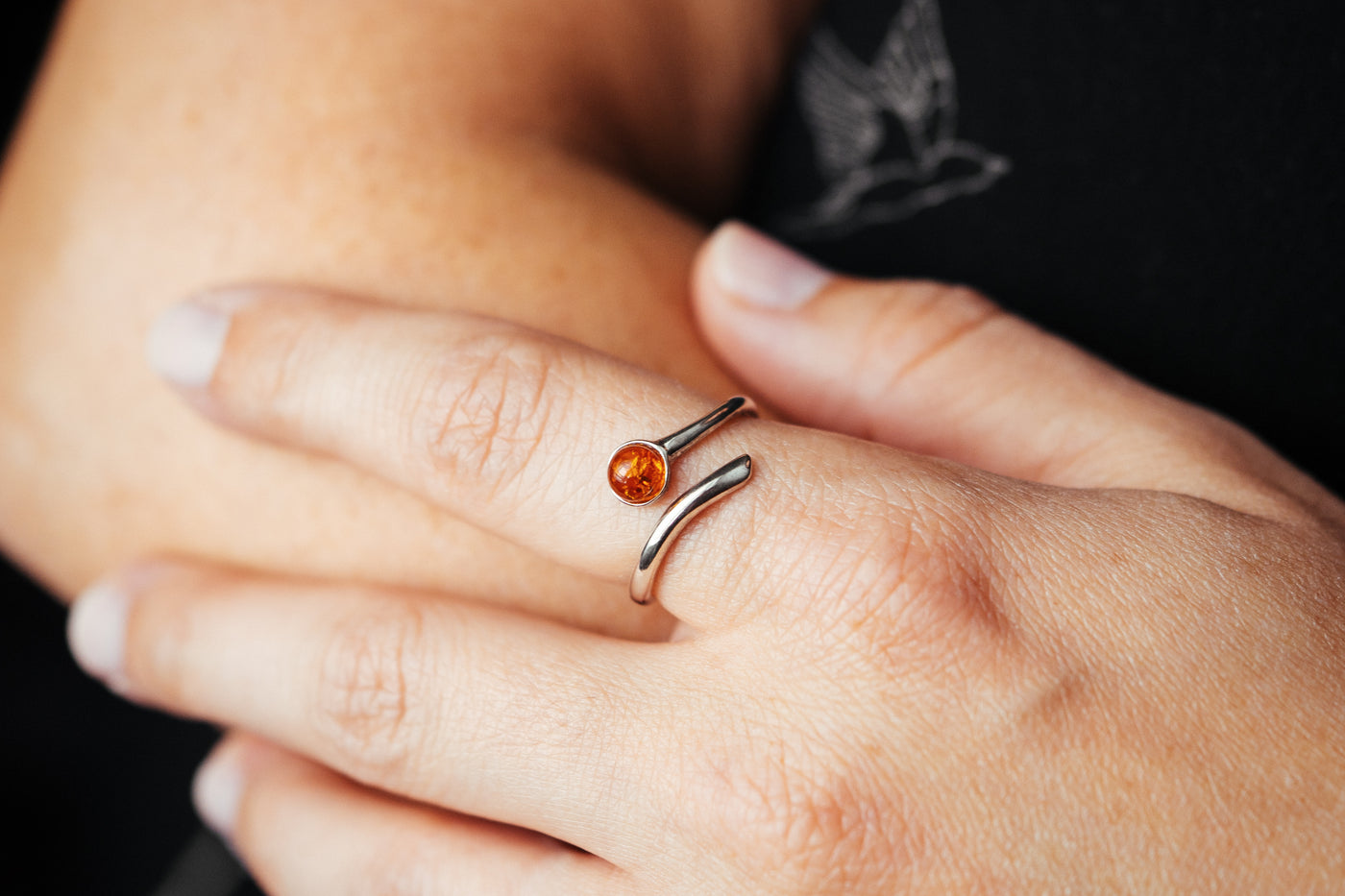 Verstellbarer Ring aus Sterlingsilber mit natürlichem Bernstein – Offenes minimalistisches Design