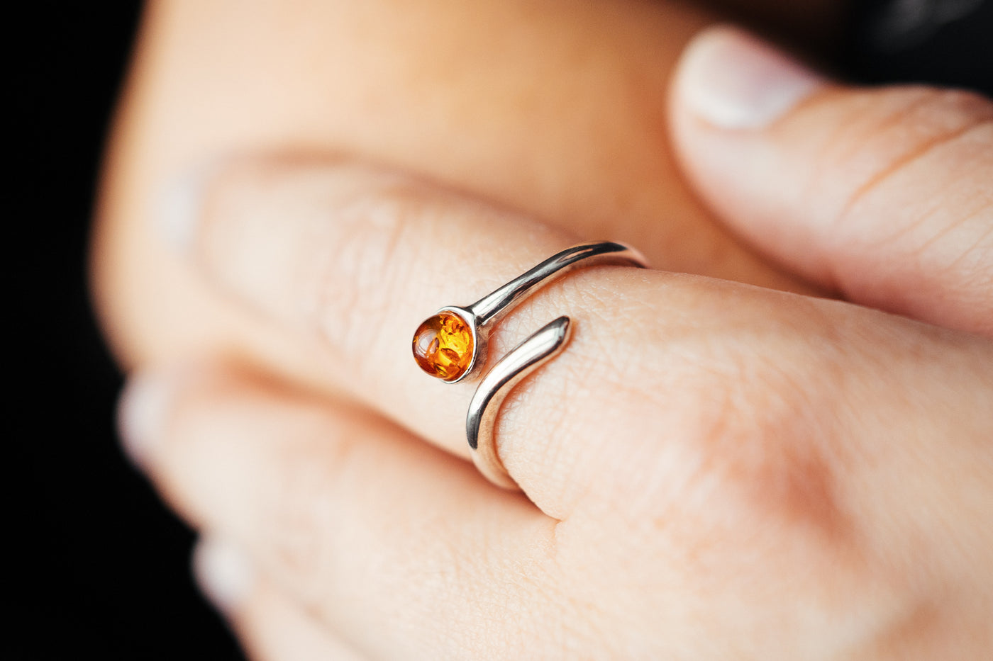 Verstellbarer Ring aus Sterlingsilber mit natürlichem Bernstein – Offenes minimalistisches Design