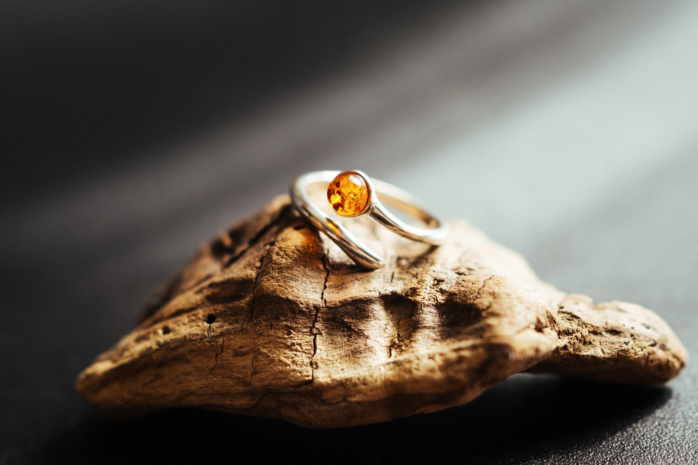 Verstellbarer Ring aus Sterlingsilber mit natürlichem Bernstein – Offenes minimalistisches Design