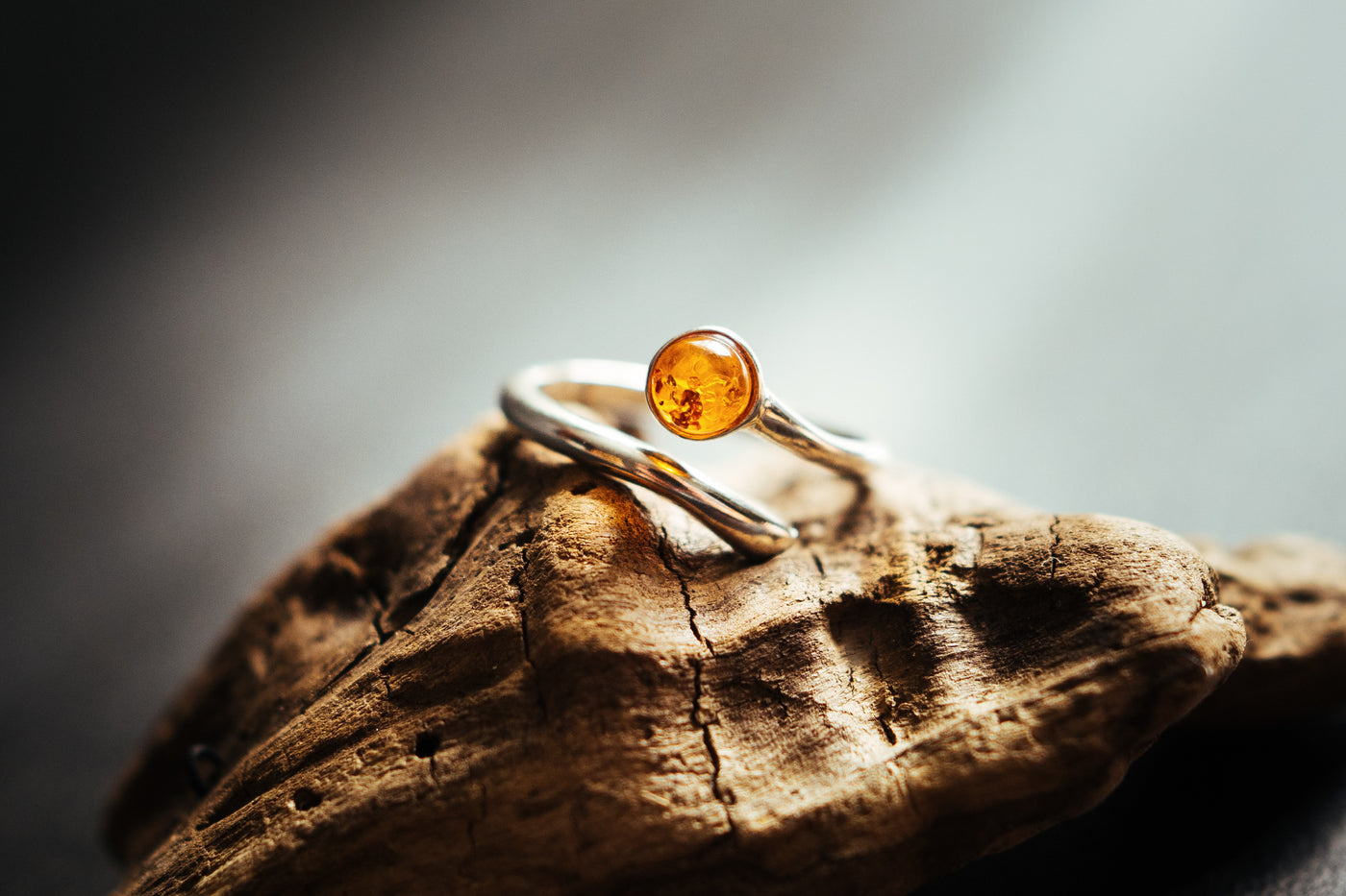 Verstellbarer Ring aus Sterlingsilber mit natürlichem Bernstein – Offenes minimalistisches Design