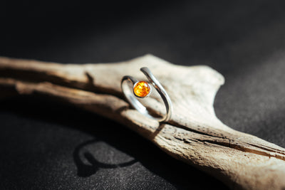 Verstellbarer Ring aus Sterlingsilber mit natürlichem Bernstein – Offenes minimalistisches Design