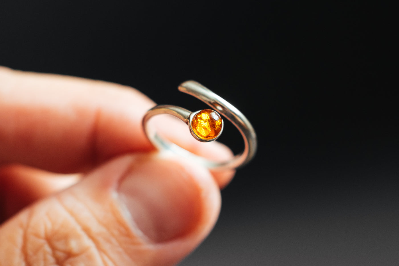 Verstellbarer Ring aus Sterlingsilber mit natürlichem Bernstein – Offenes minimalistisches Design