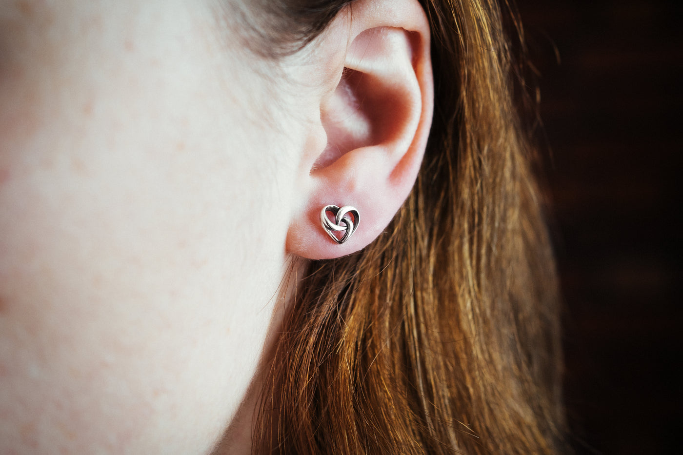 Unendlichkeitsknoten-Herz. Sterlingsilber. Kleines Liebesherz. Herzstecker minimalistisch und zierlich. Für immer verliebt. Romantisches Geschenk. Kleine Ohrstecker Sweetheart