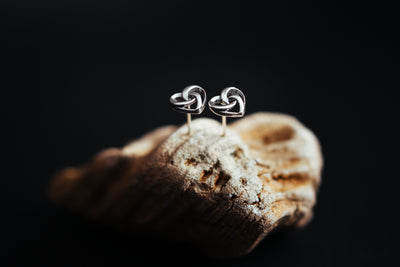 Unendlichkeitsknoten-Herz. Sterlingsilber. Kleines Liebesherz. Herzstecker minimalistisch und zierlich. Für immer verliebt. Romantisches Geschenk. Kleine Ohrstecker Sweetheart