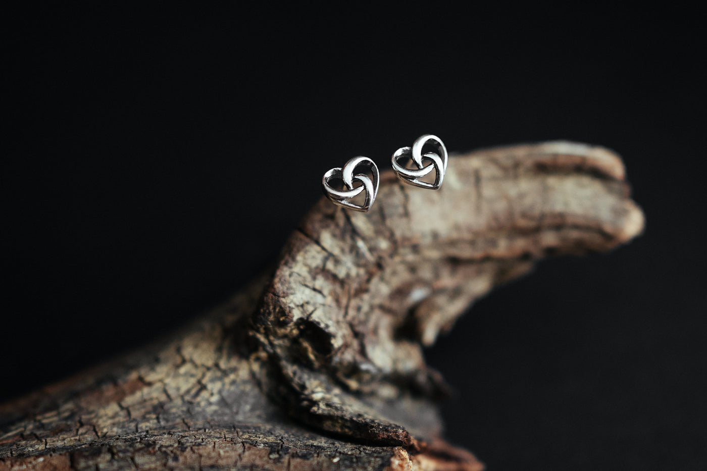Unendlichkeitsknoten-Herz. Sterlingsilber. Kleines Liebesherz. Herzstecker minimalistisch und zierlich. Für immer verliebt. Romantisches Geschenk. Kleine Ohrstecker Sweetheart