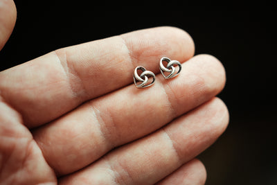 Unendlichkeitsknoten-Herz. Sterlingsilber. Kleines Liebesherz. Herzstecker minimalistisch und zierlich. Für immer verliebt. Romantisches Geschenk. Kleine Ohrstecker Sweetheart