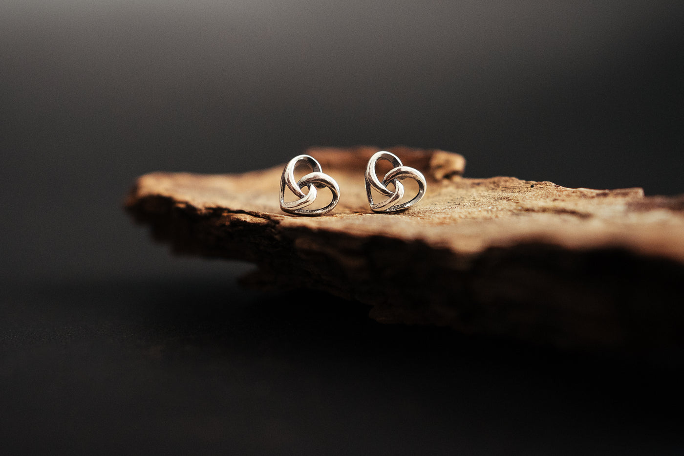 Unendlichkeitsknoten-Herz. Sterlingsilber. Kleines Liebesherz. Herzstecker minimalistisch und zierlich. Für immer verliebt. Romantisches Geschenk. Kleine Ohrstecker Sweetheart