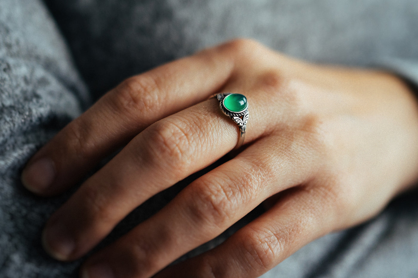Verstellbarer Ring aus Sterlingsilber mit grünem Achat. Natürlicher Kristallstein. Spirituelle Kraft des Achat-Edelsteins. Einzigartige tiefe Farbe.