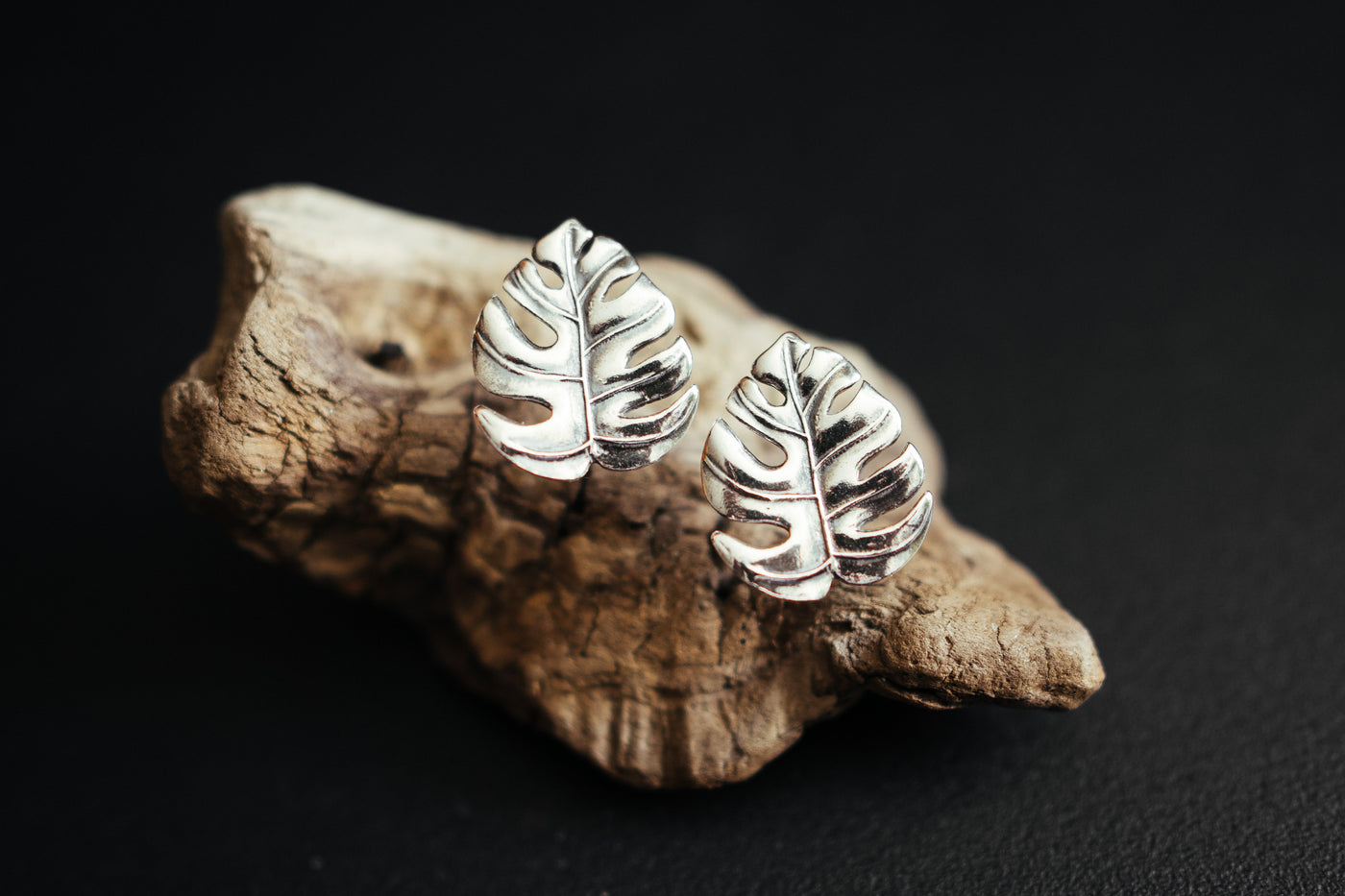 Monstera-Blatt Ohrringe aus Sterlingsilber. Palm-Ohrstecker.