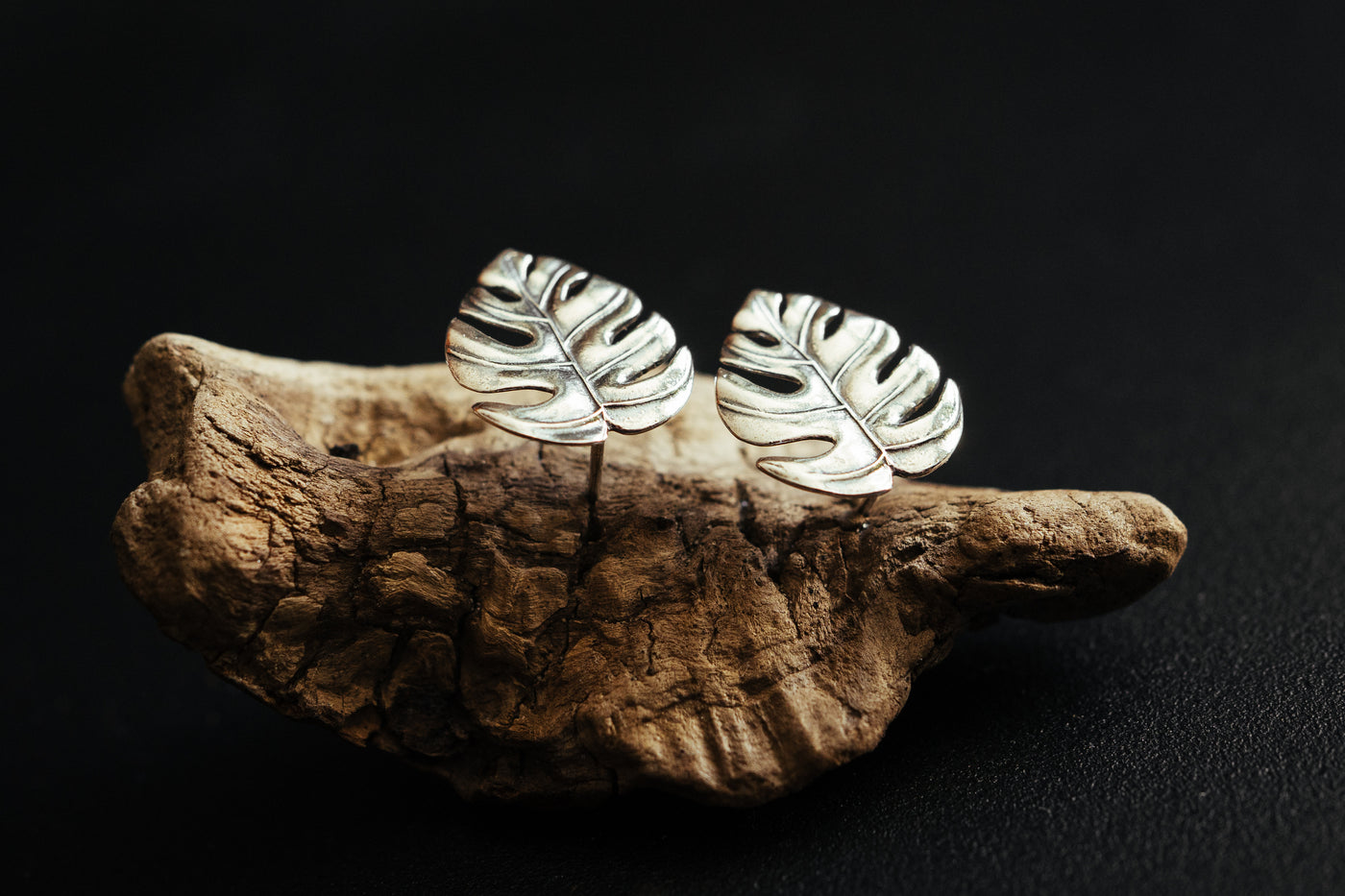 Monstera-Blatt Ohrringe aus Sterlingsilber. Palm-Ohrstecker.