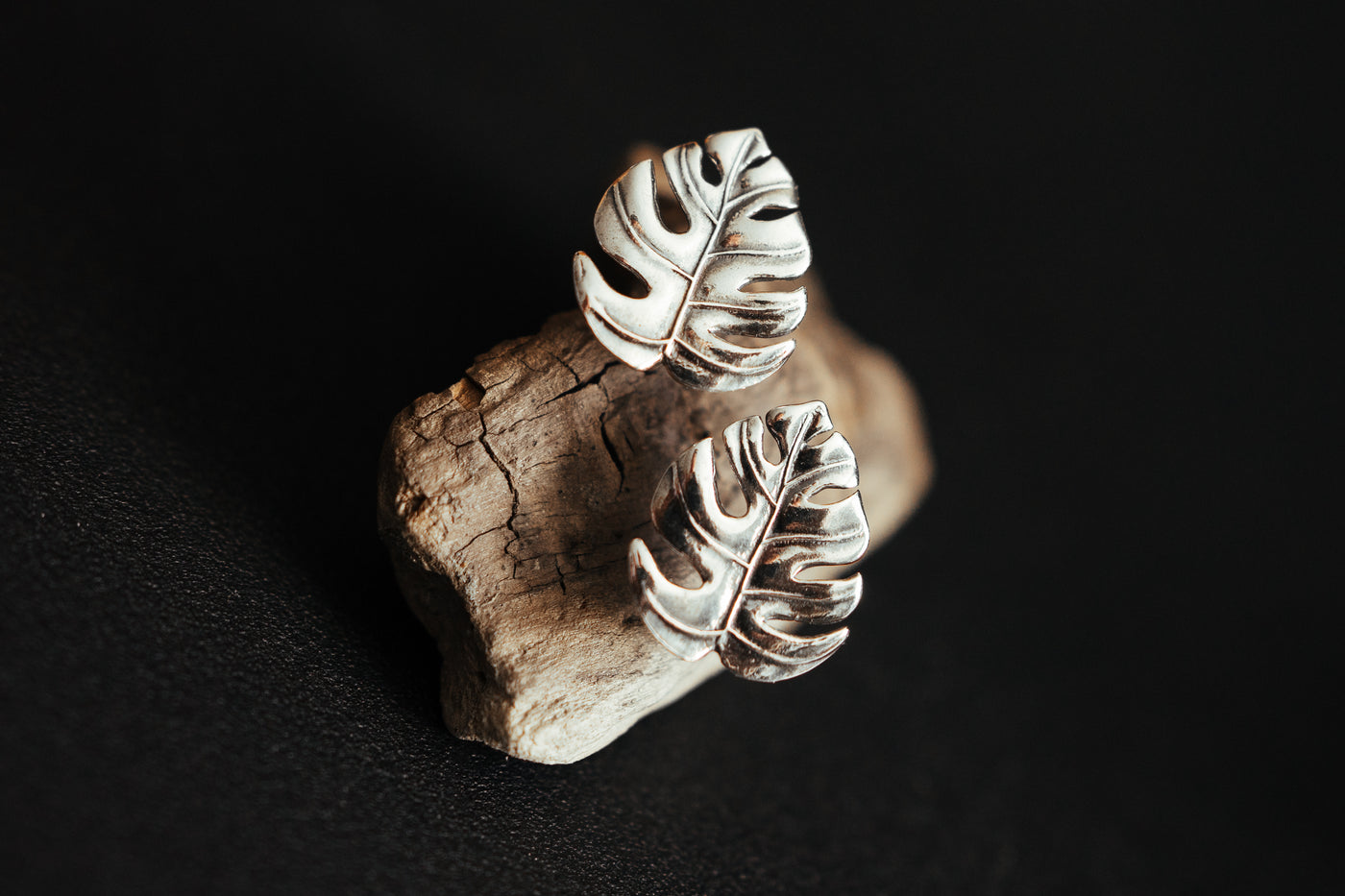 Monstera-Blatt Ohrringe aus Sterlingsilber. Palm-Ohrstecker.