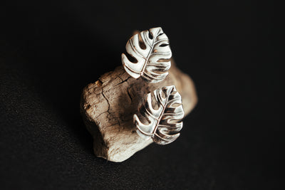 Monstera-Blatt Ohrringe aus Sterlingsilber. Palm-Ohrstecker.