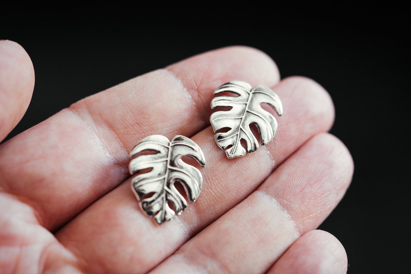Monstera-Blatt Ohrringe aus Sterlingsilber. Palm-Ohrstecker.