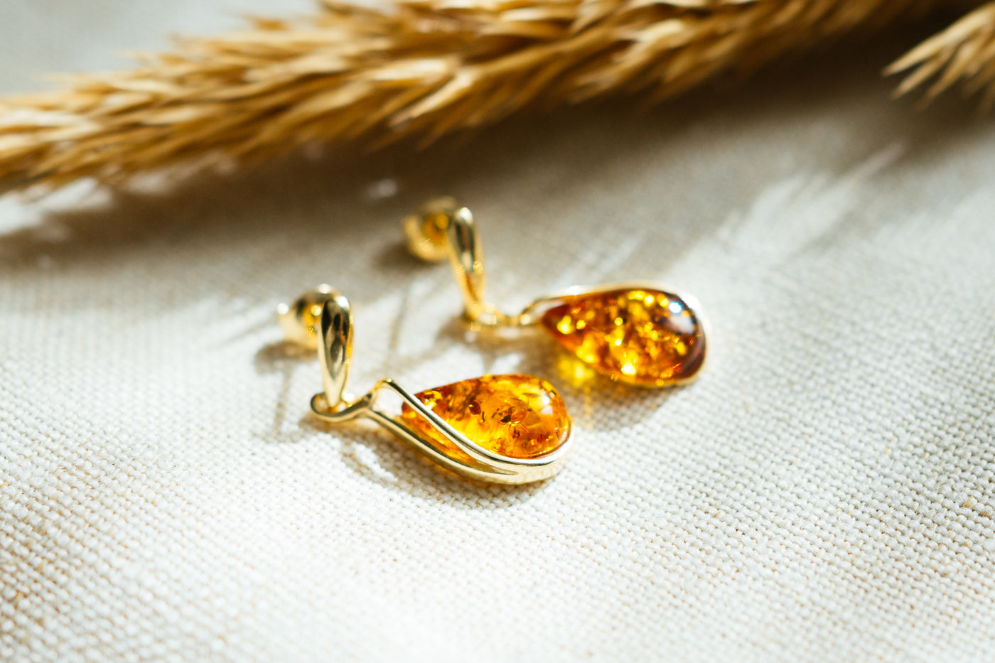 Amber Tropfenohrringe. 18k vergoldet