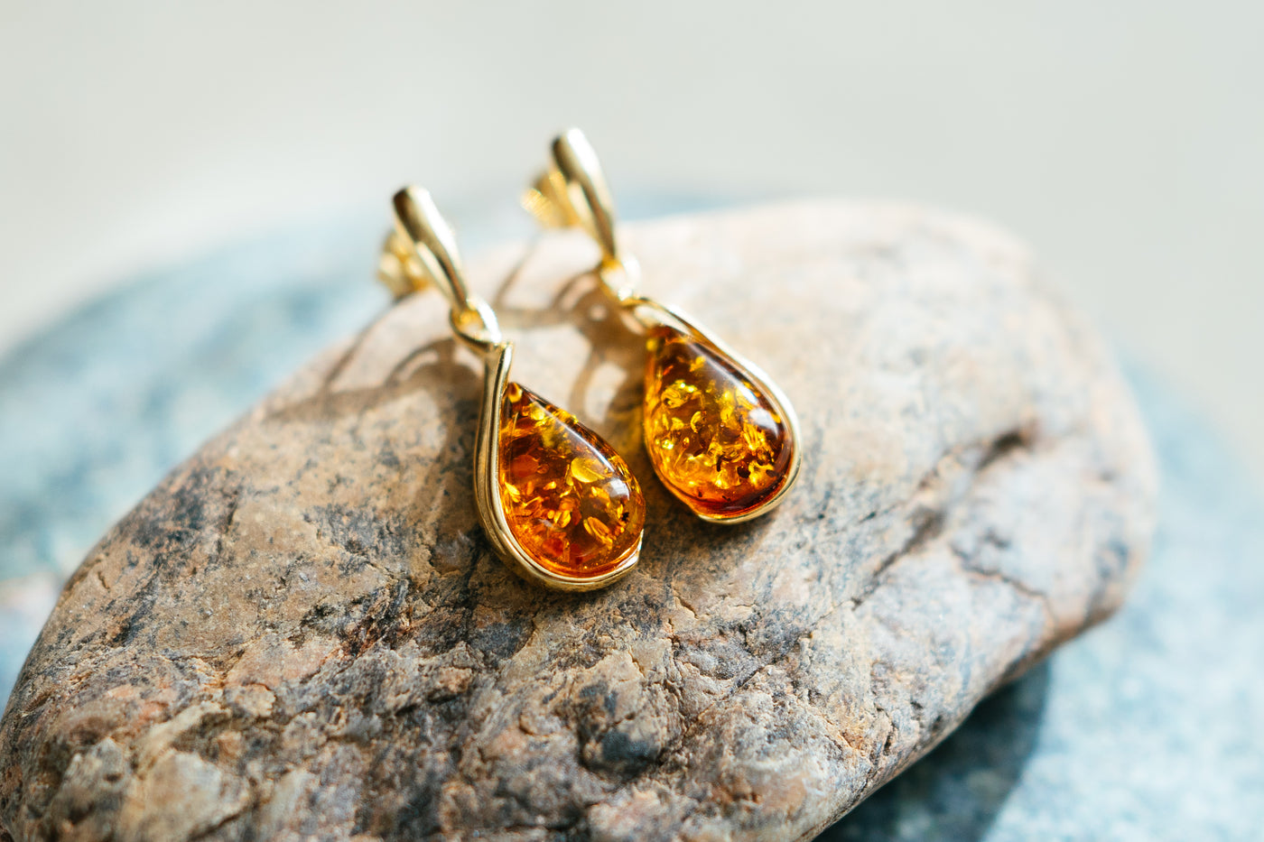 Amber Tropfenohrringe. 18k vergoldet