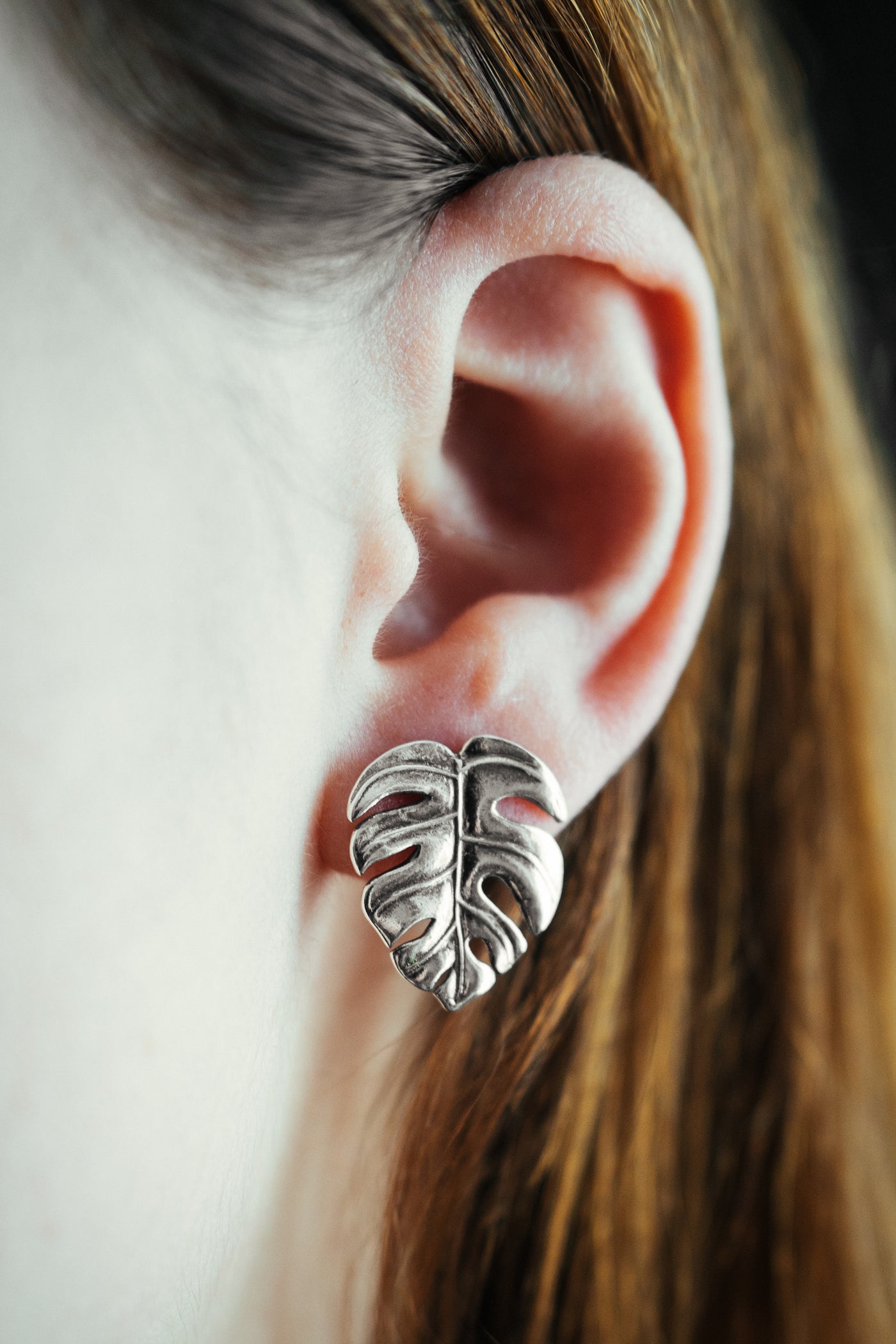 Monstera-Blatt Ohrringe aus Sterlingsilber. Palm-Ohrstecker.