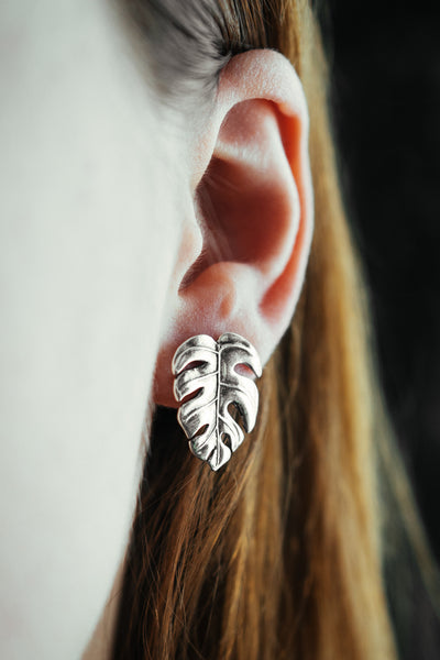 Monstera-Blatt Ohrringe aus Sterlingsilber. Palm-Ohrstecker.