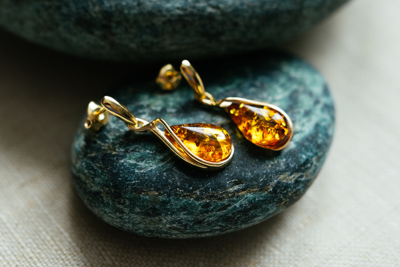 Amber Tropfenohrringe. 18k vergoldet