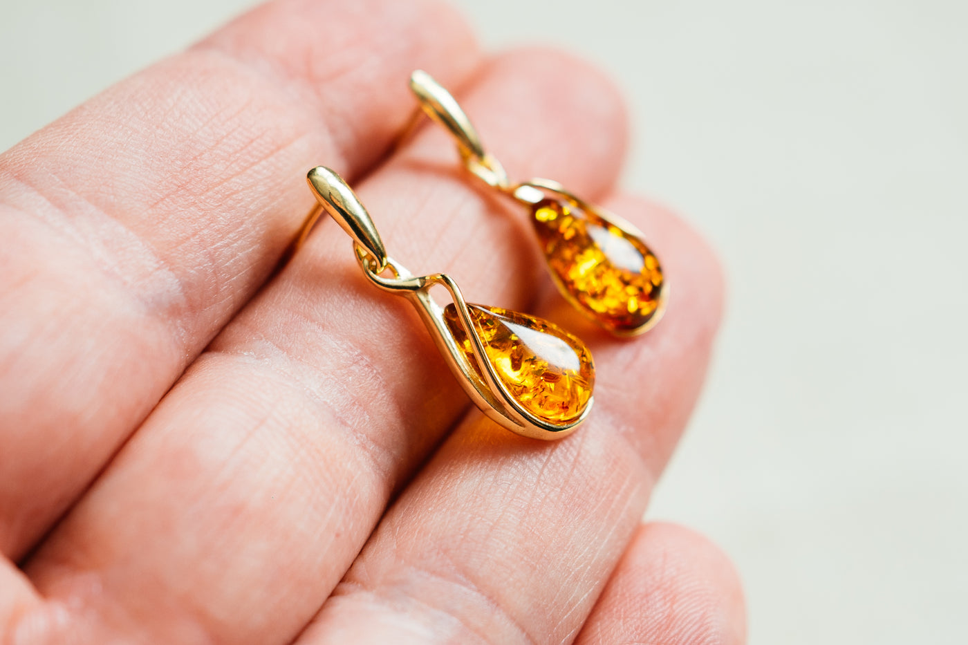 Amber Tropfenohrringe. 18k vergoldet