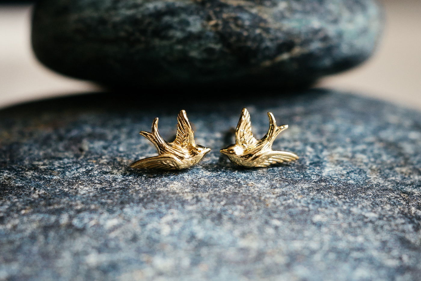 Kleine süße Vogelohrringe. Goldene Schwalben