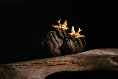 Kleine süße Vogelohrringe. Goldene Schwalben